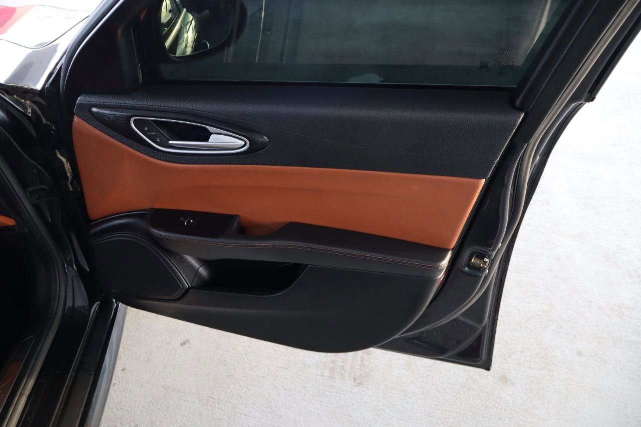 Used 2017 Alfa Romeo Giulia RWD image 39