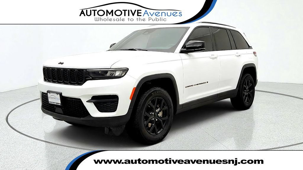 Used 2025 Jeep Grand Cherokee Altitude AWD/4WD image 1