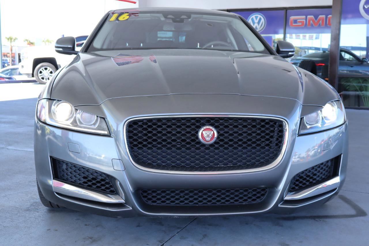 Used 2017 Jaguar XF Premium image 11