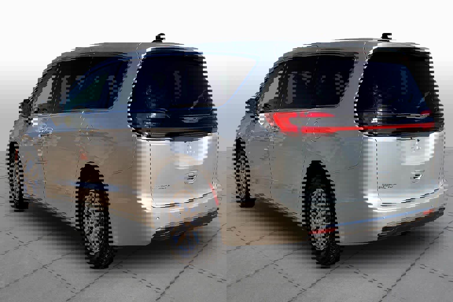 Used 2024 Chrysler Pacifica Touring-L FWD image 12