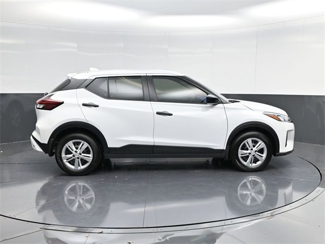 Used 2025 Nissan Kicks Play S image 2