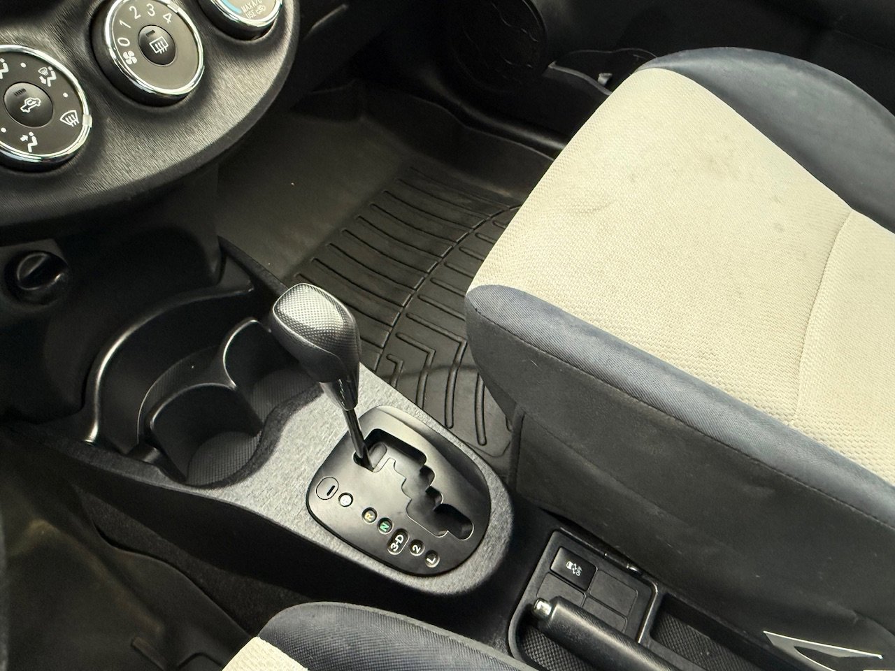 Used 2013 Toyota Yaris LE image 21