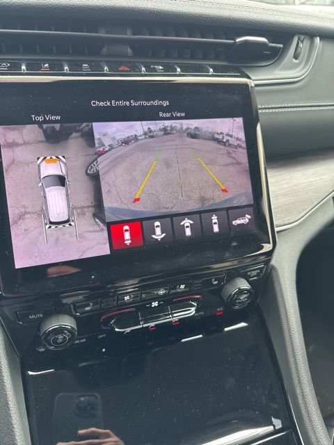 Used 2023 Jeep Grand Cherokee Limited w/ Luxury Tech Group II image 9