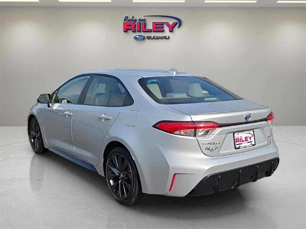 Used 2023 Toyota Corolla SE w/ SE Package image 3