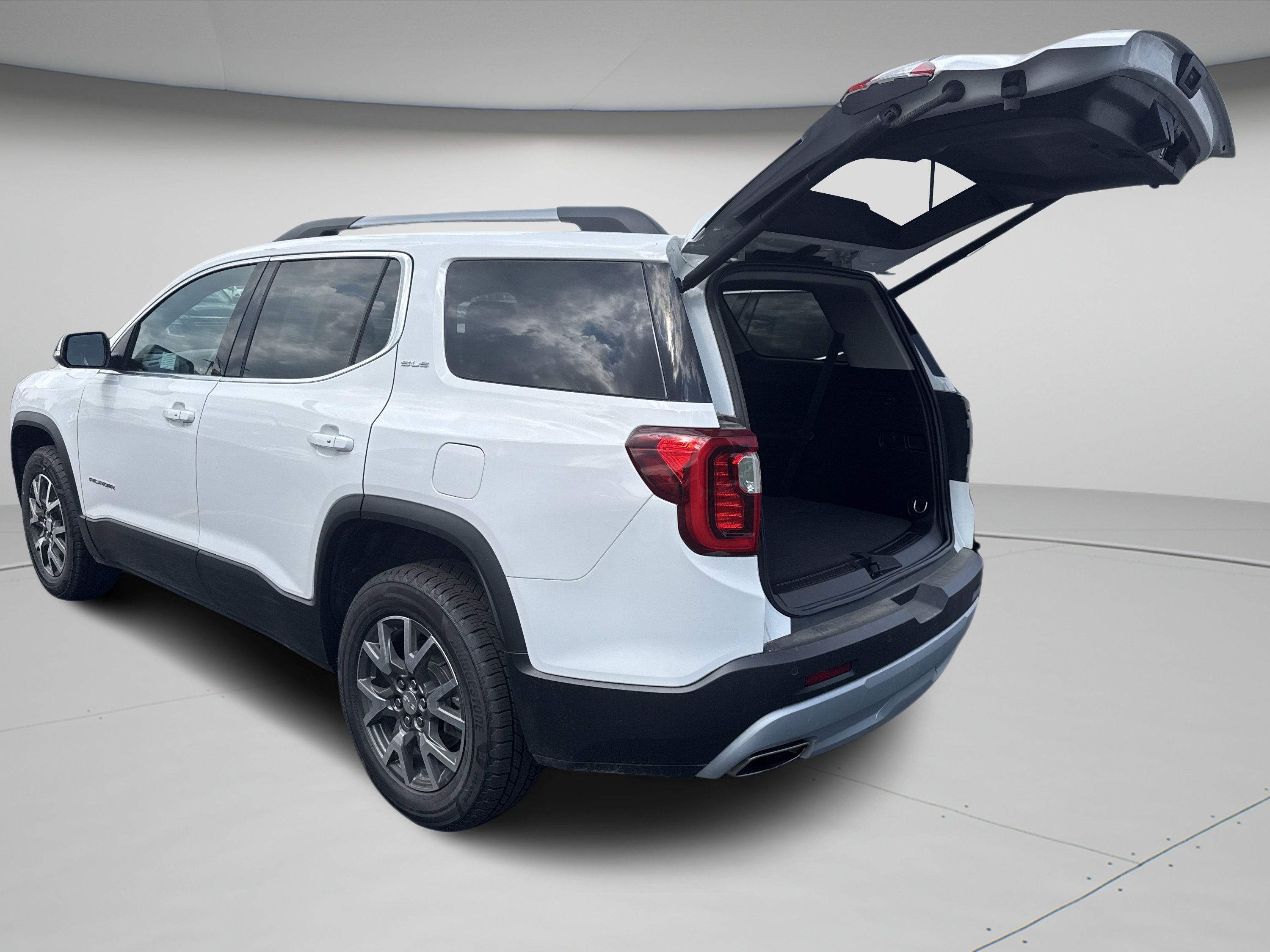 Used 2022 GMC Acadia SLE w/ GMC Pro Grade Package AWD/4WD image 2