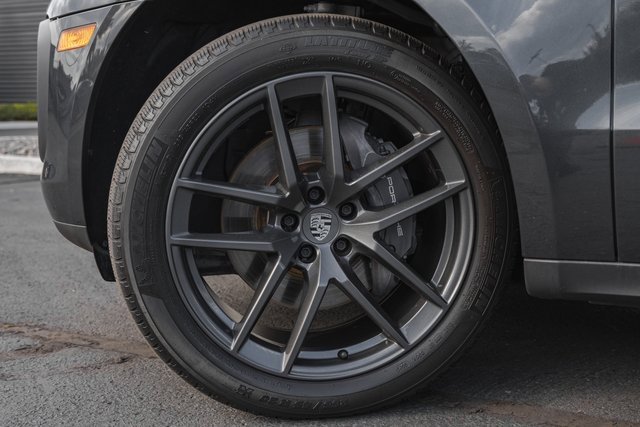 Used 2023 Porsche Macan Turbo image 8
