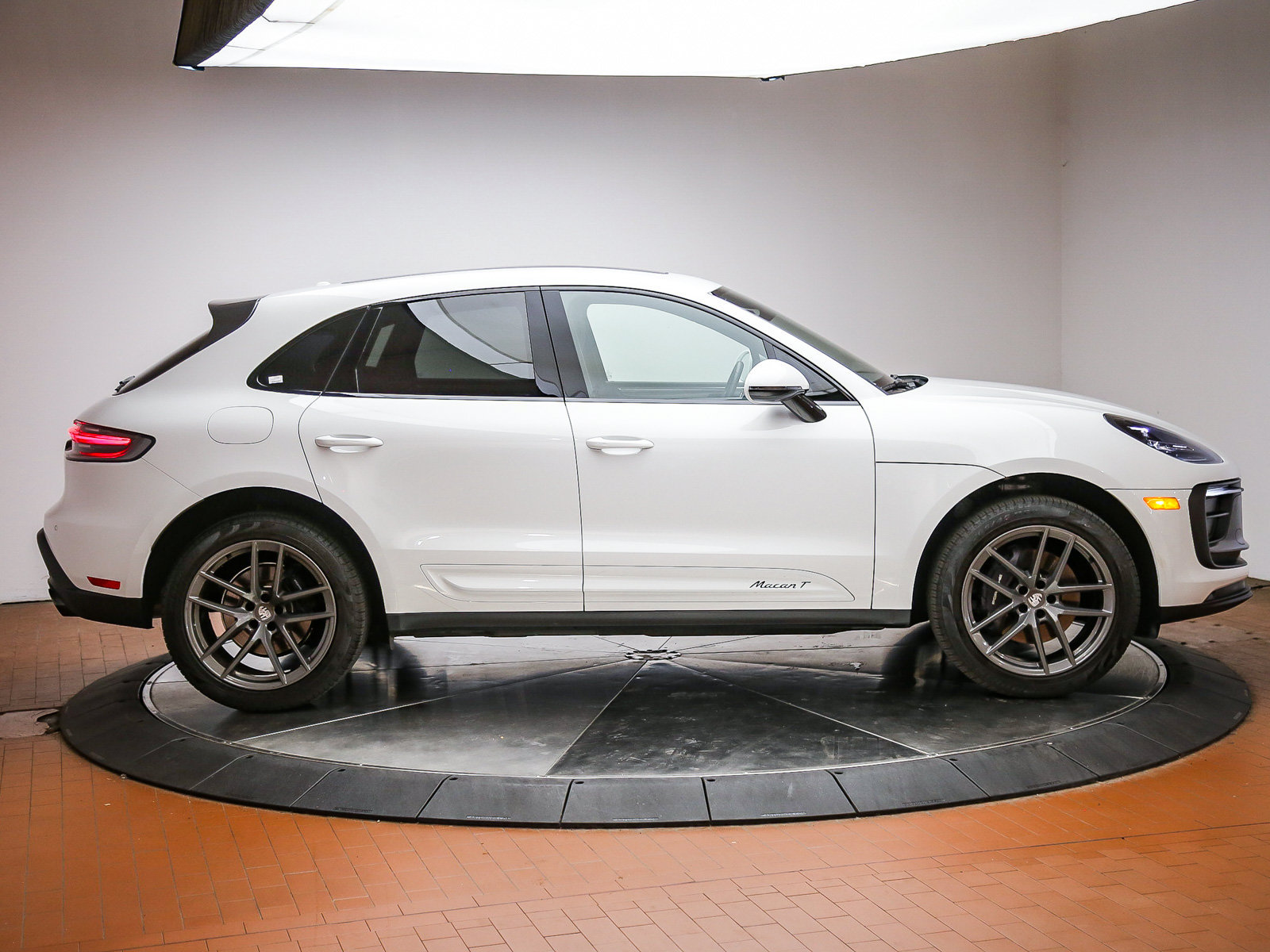 Certified 2025 Porsche Macan Turbo AWD/4WD image 8