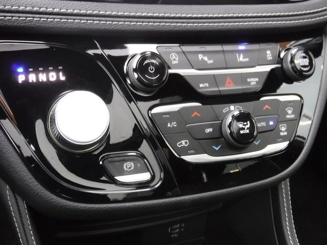 New 2026 Chrysler Pacifica Limited image 24