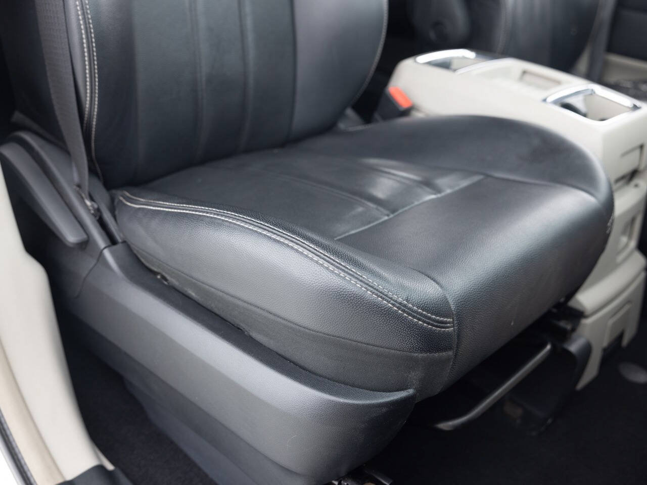 Used 2013 Chrysler Town & Country Touring FWD image 27