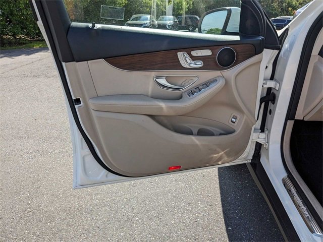 Used 2022 Mercedes-Benz GLC 300 4MATIC image 11