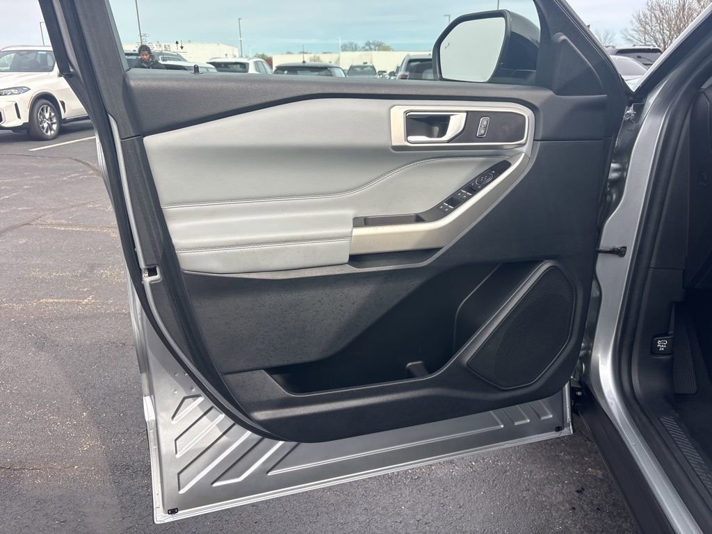 Used 2022 Ford Explorer XLT w/ Equipment Group 202A image 10