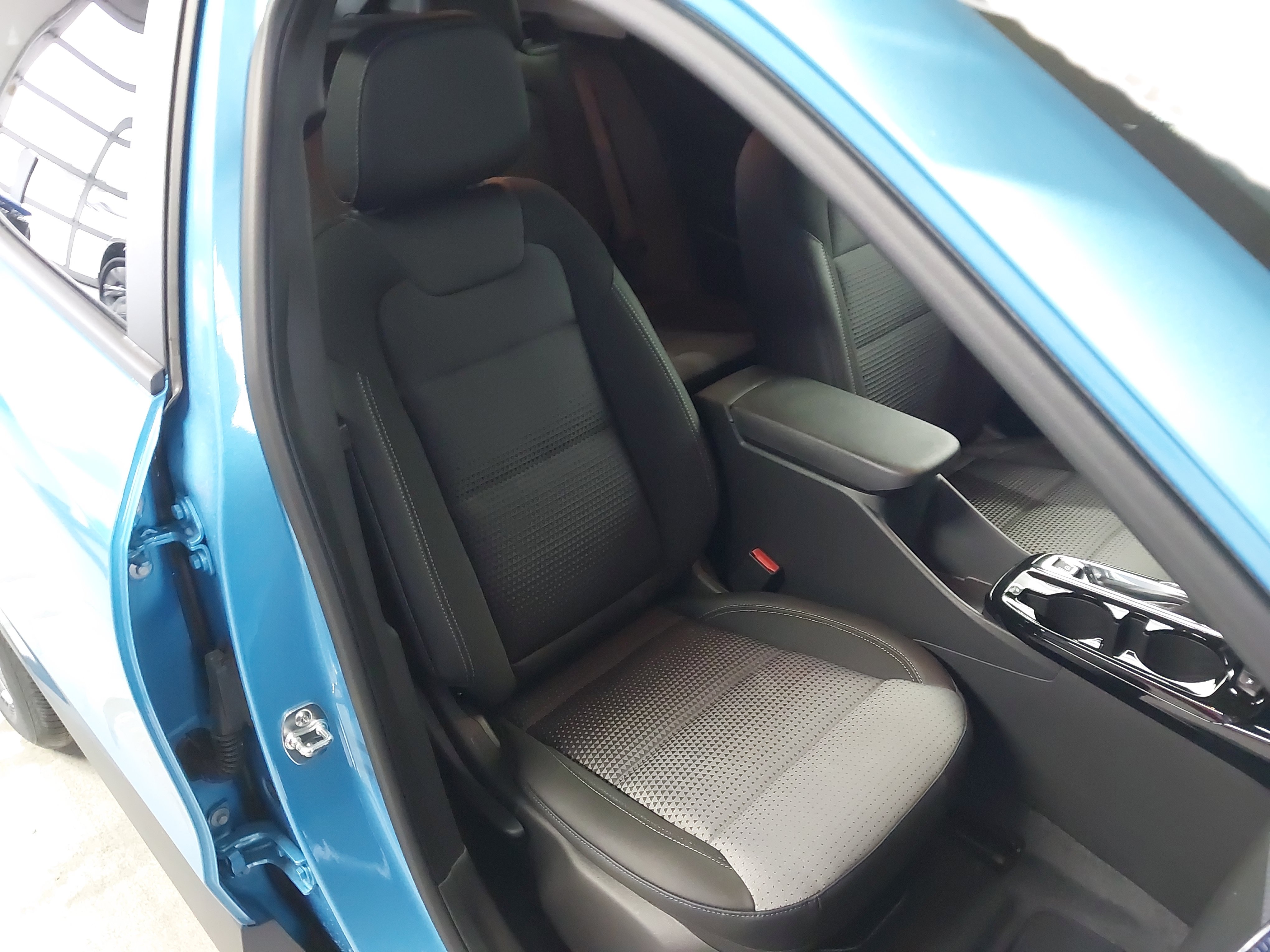 Used 2025 Chevrolet Trax LT w/ Driver Confidence Package FWD image 28
