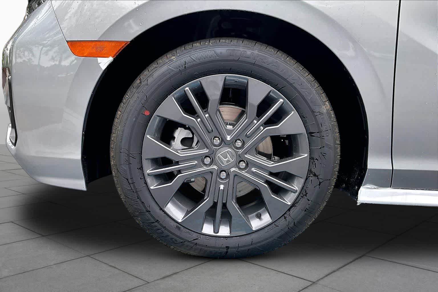 New 2026 Honda Odyssey Touring image 9