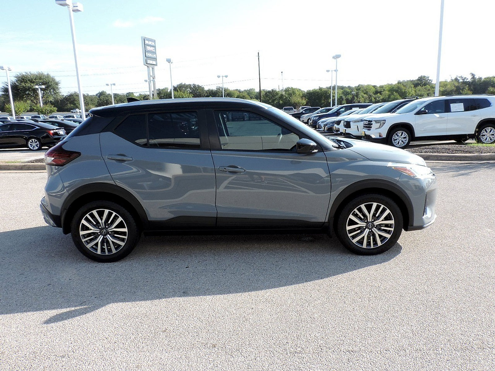 Used 2023 Nissan Kicks SV FWD image 4