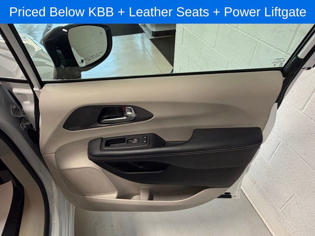 Used 2024 Chrysler Pacifica Touring-L FWD image 21