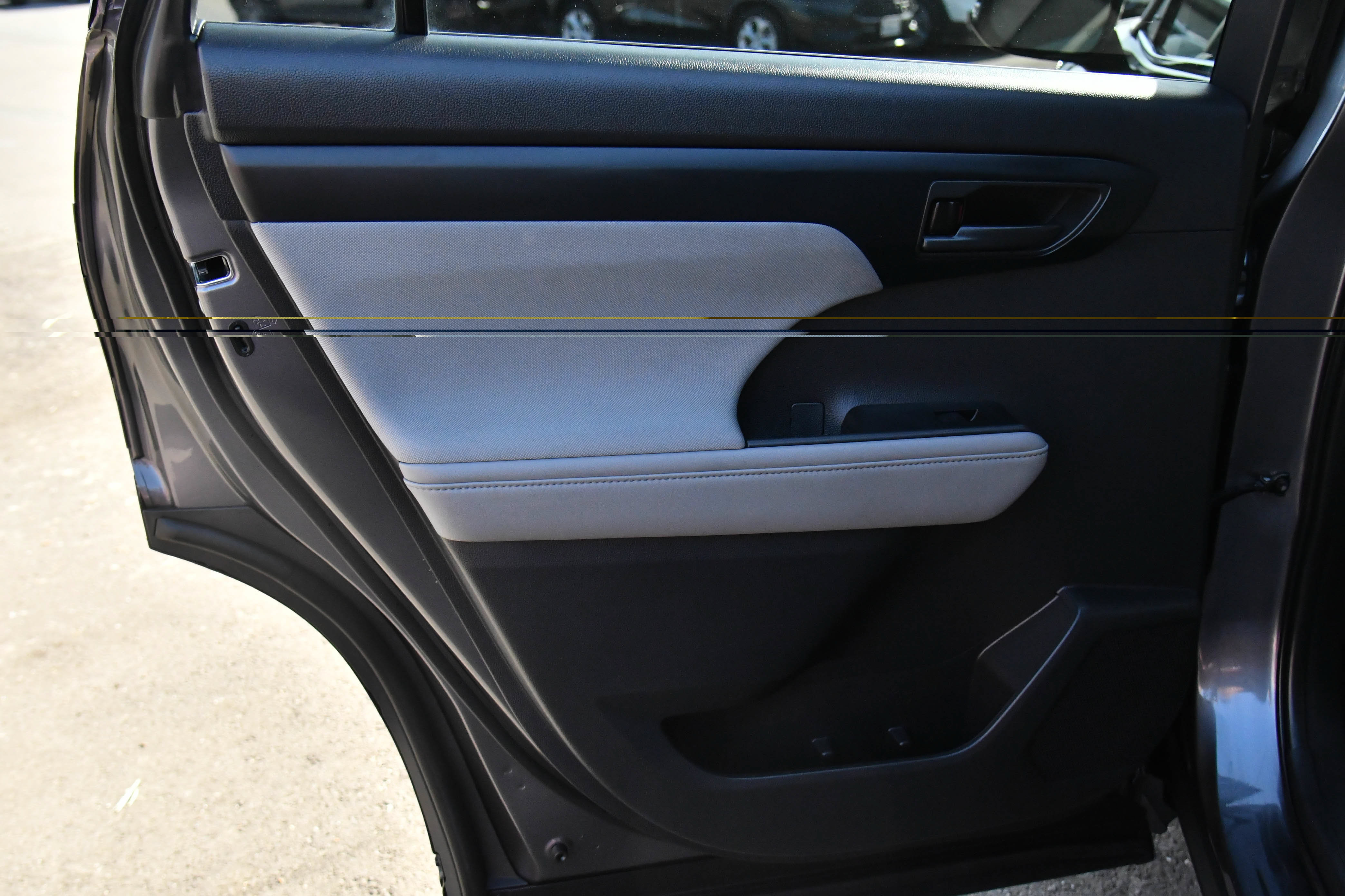 Used 2021 Toyota Highlander L FWD image 33