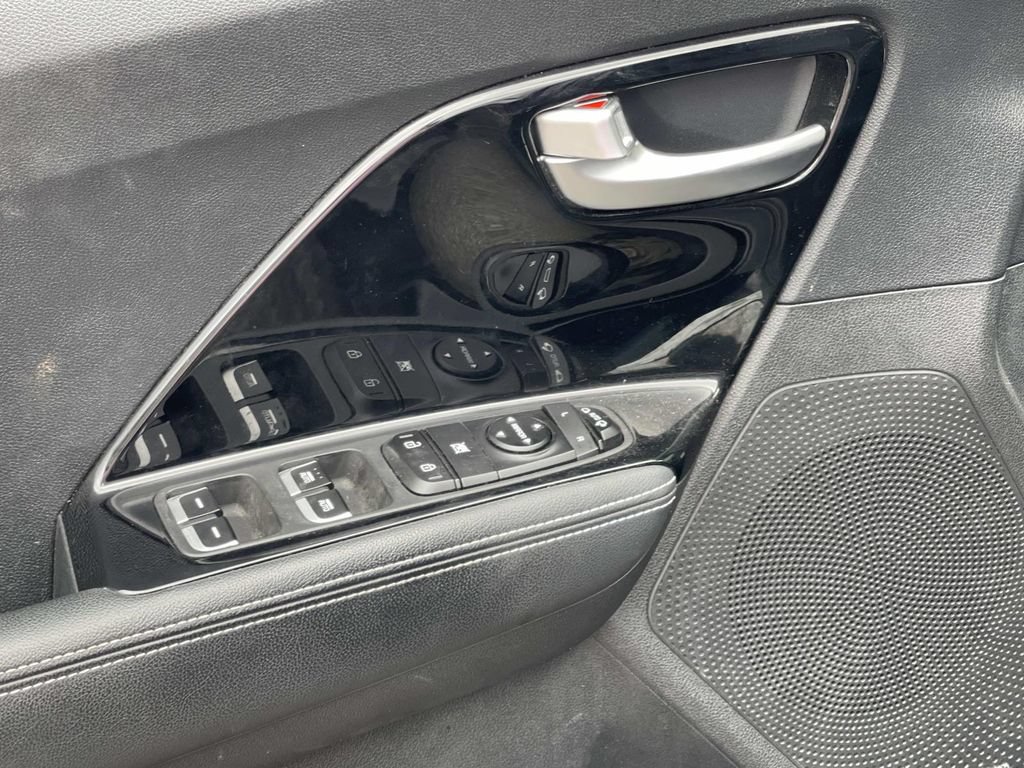 Used 2022 Kia Niro EX FWD image 16