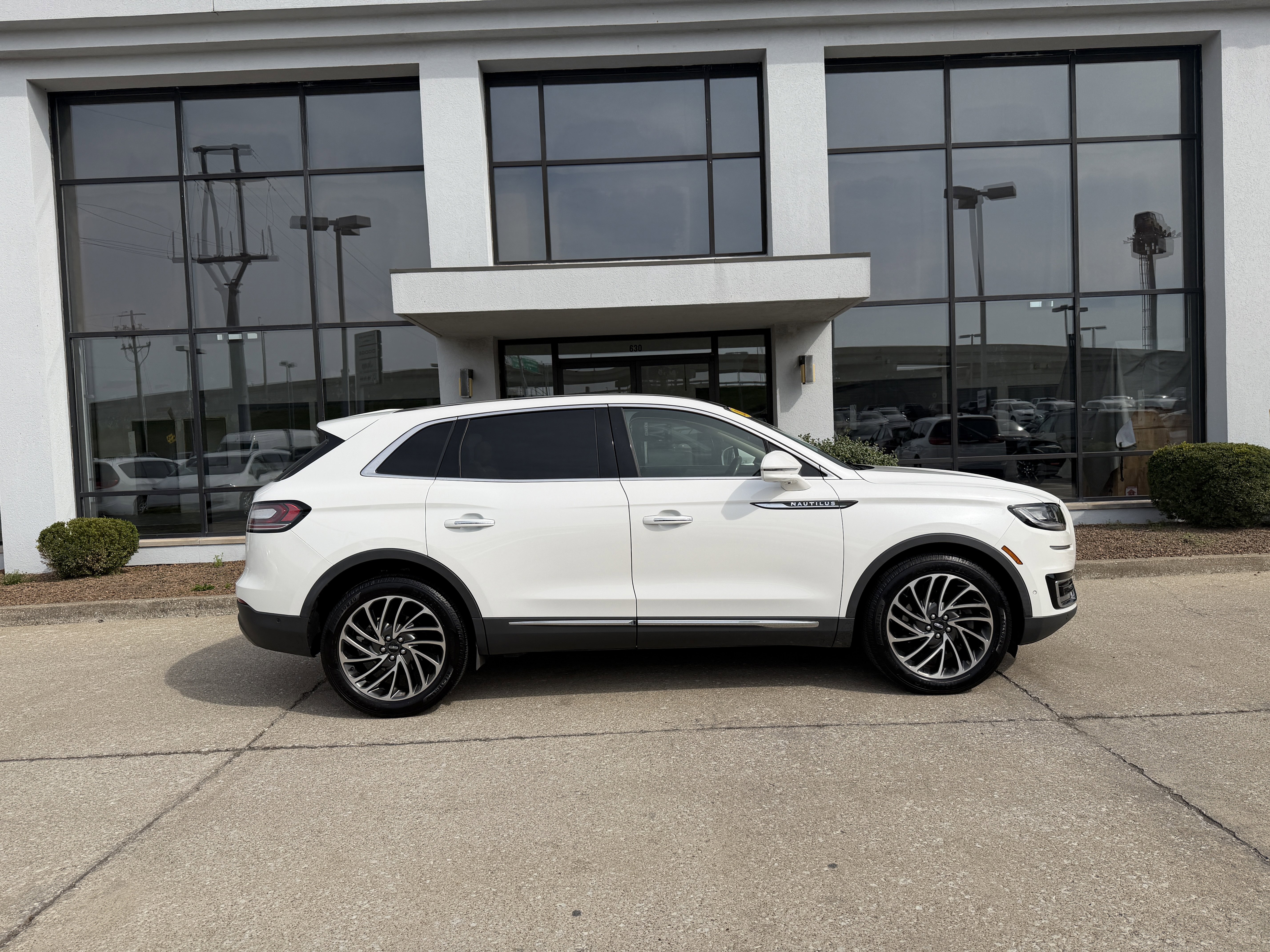 Used 2020 Lincoln Nautilus Reserve w/ Equipment Group 201A image 3