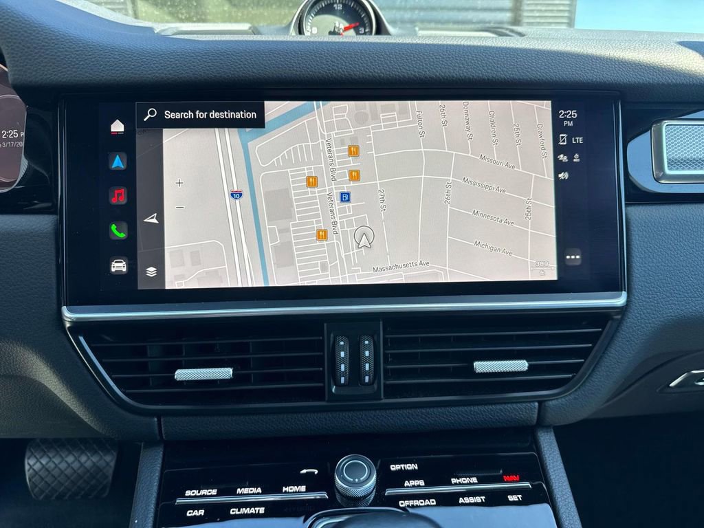 Certified 2023 Porsche Cayenne Platinum Edition image 28