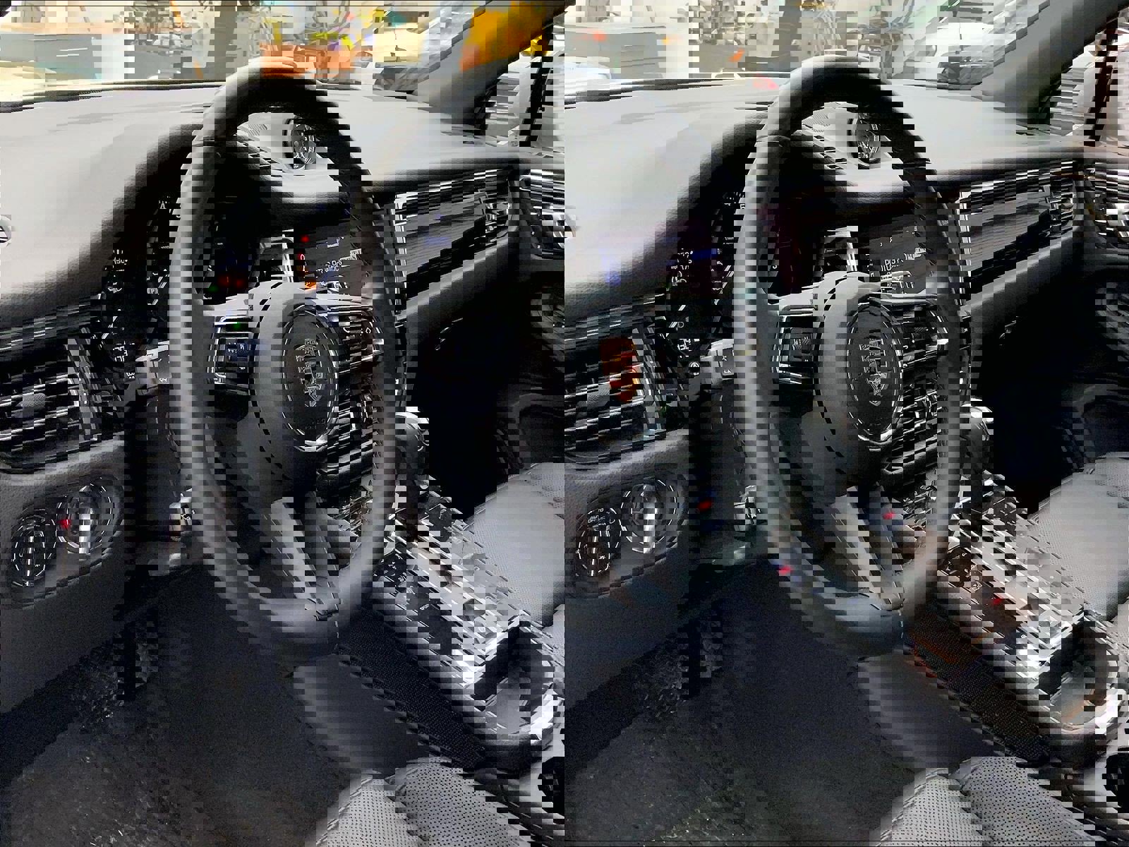 Certified 2025 Porsche Macan image 4