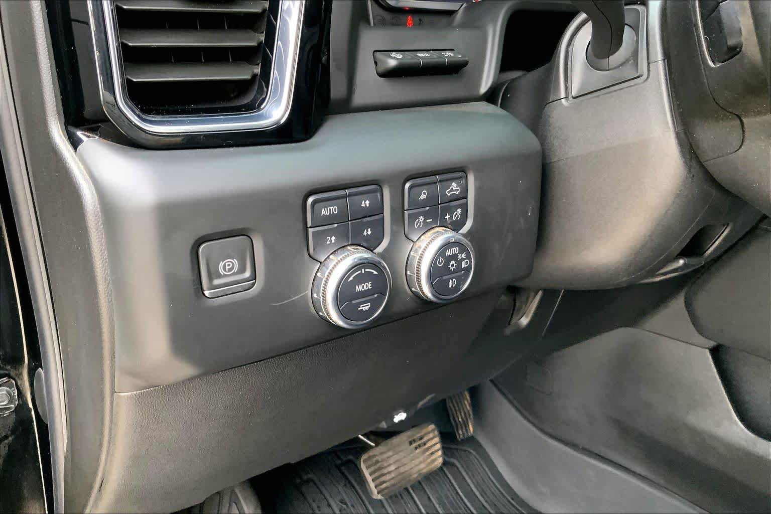 Used 2024 GMC Sierra 2500 Denali w/ Denali Reserve Package AWD/4WD image 36