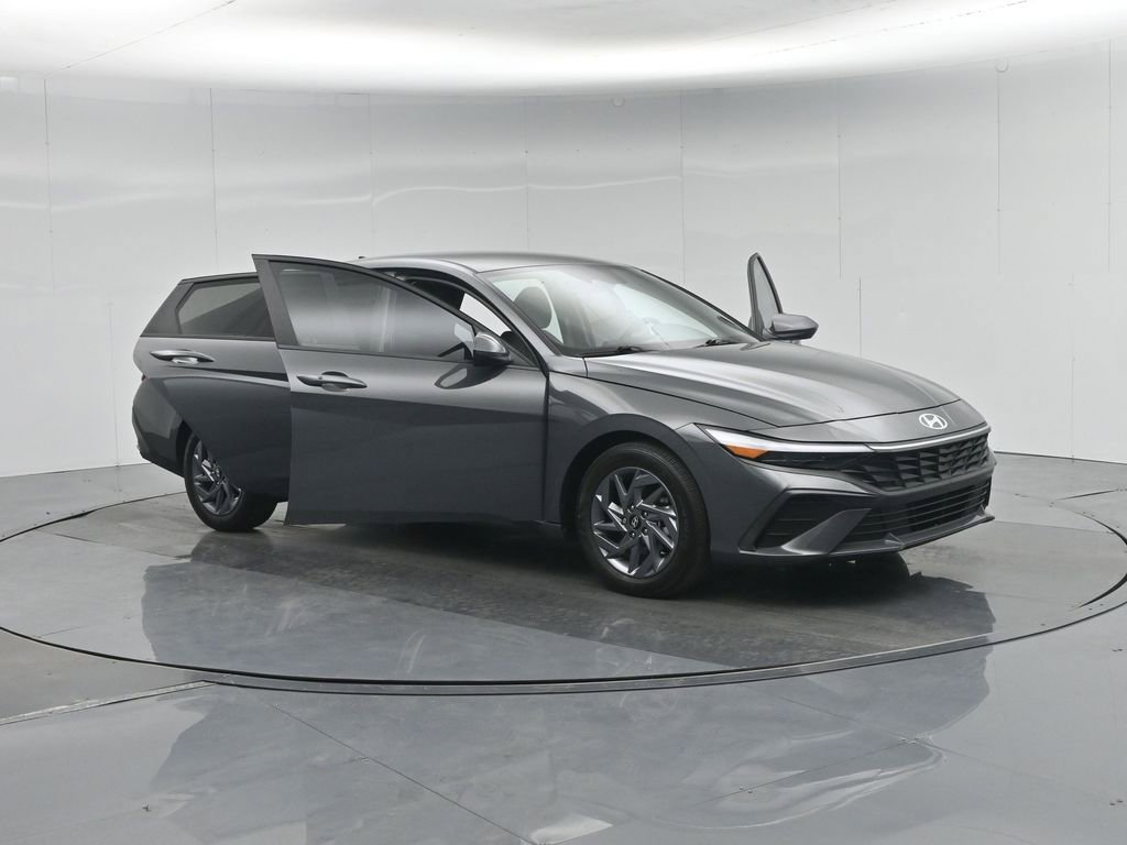 Used 2024 Hyundai Elantra SEL image 25