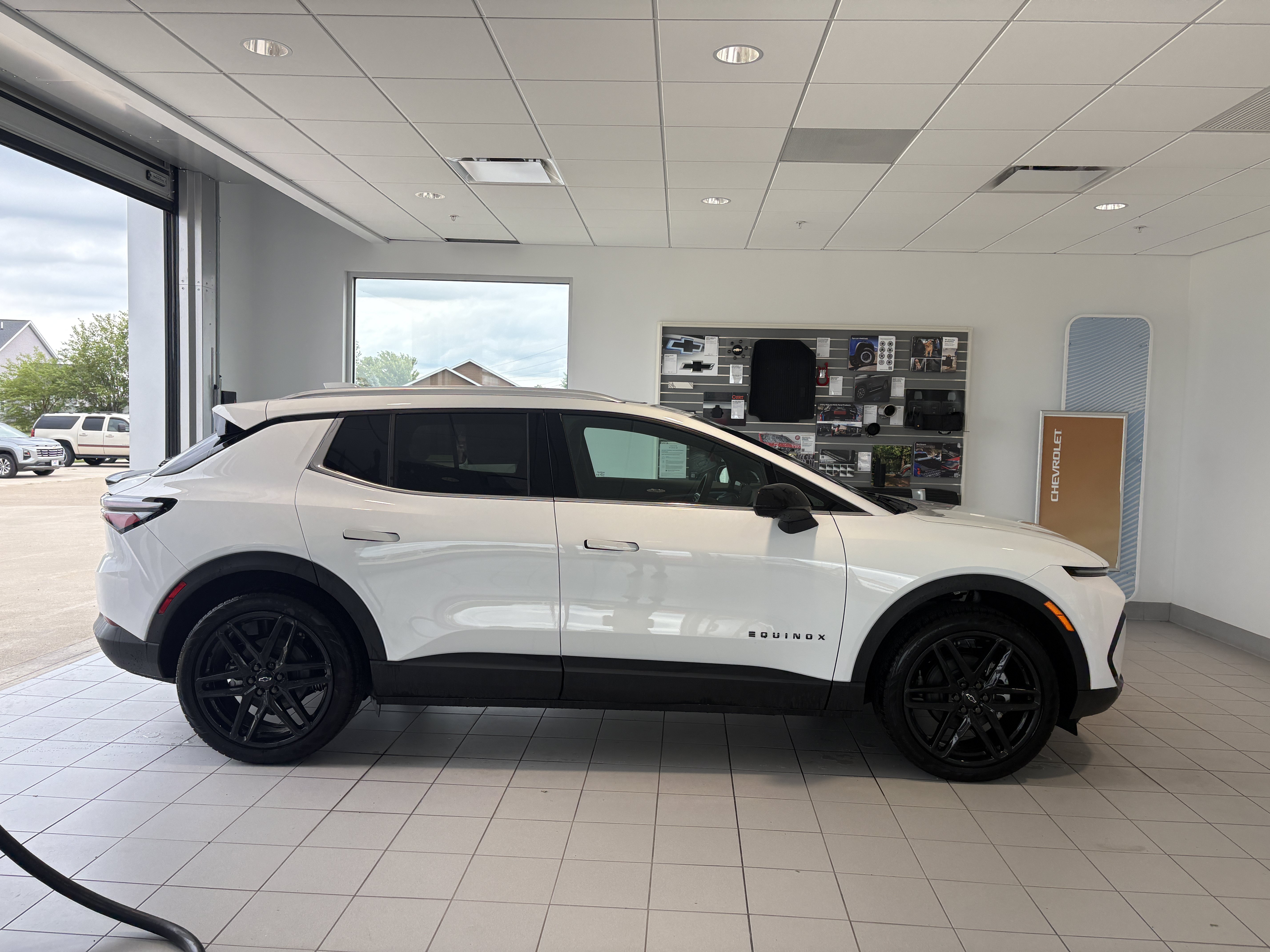 New 2026 Chevrolet Equinox EV LT w/ LPO, Blackout Package AWD/4WD image 11