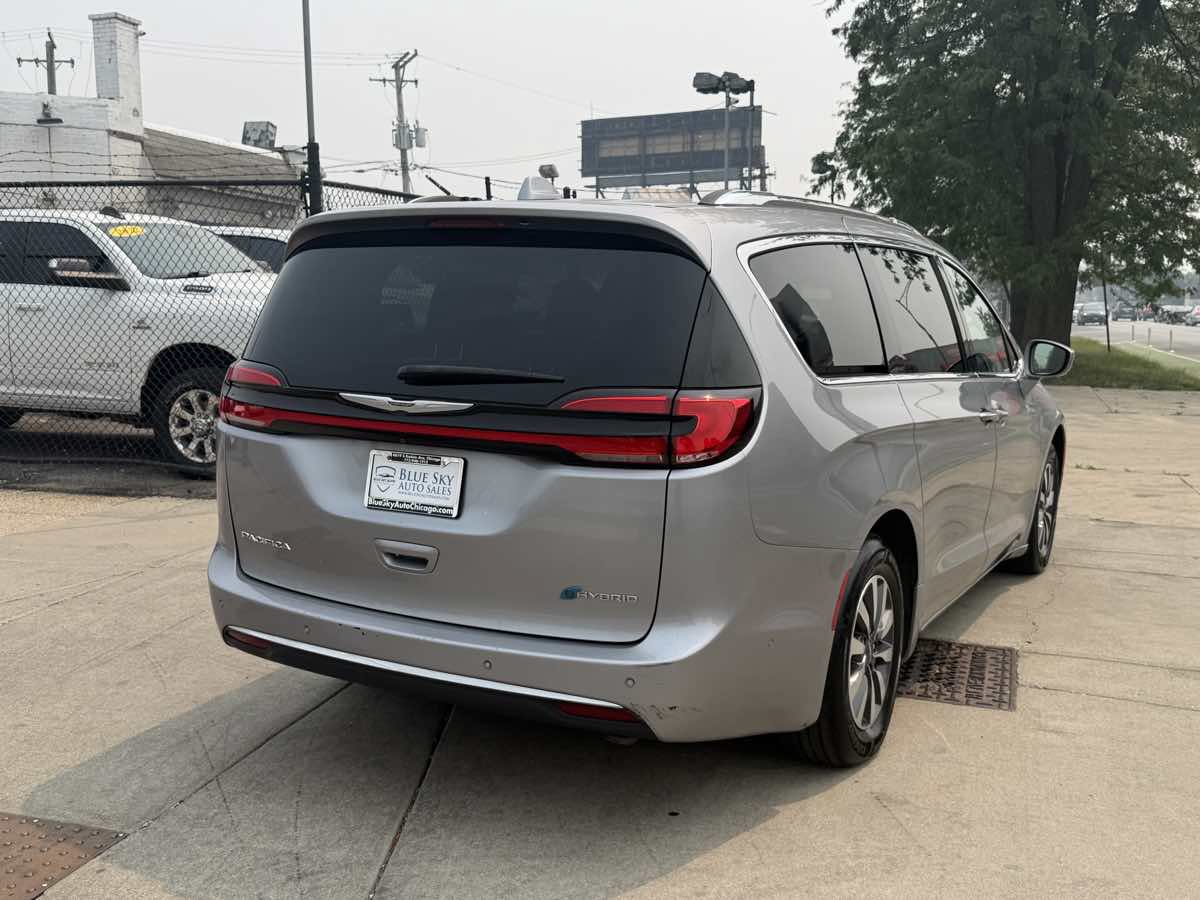 Used 2021 Chrysler Pacifica Touring-L FWD image 5