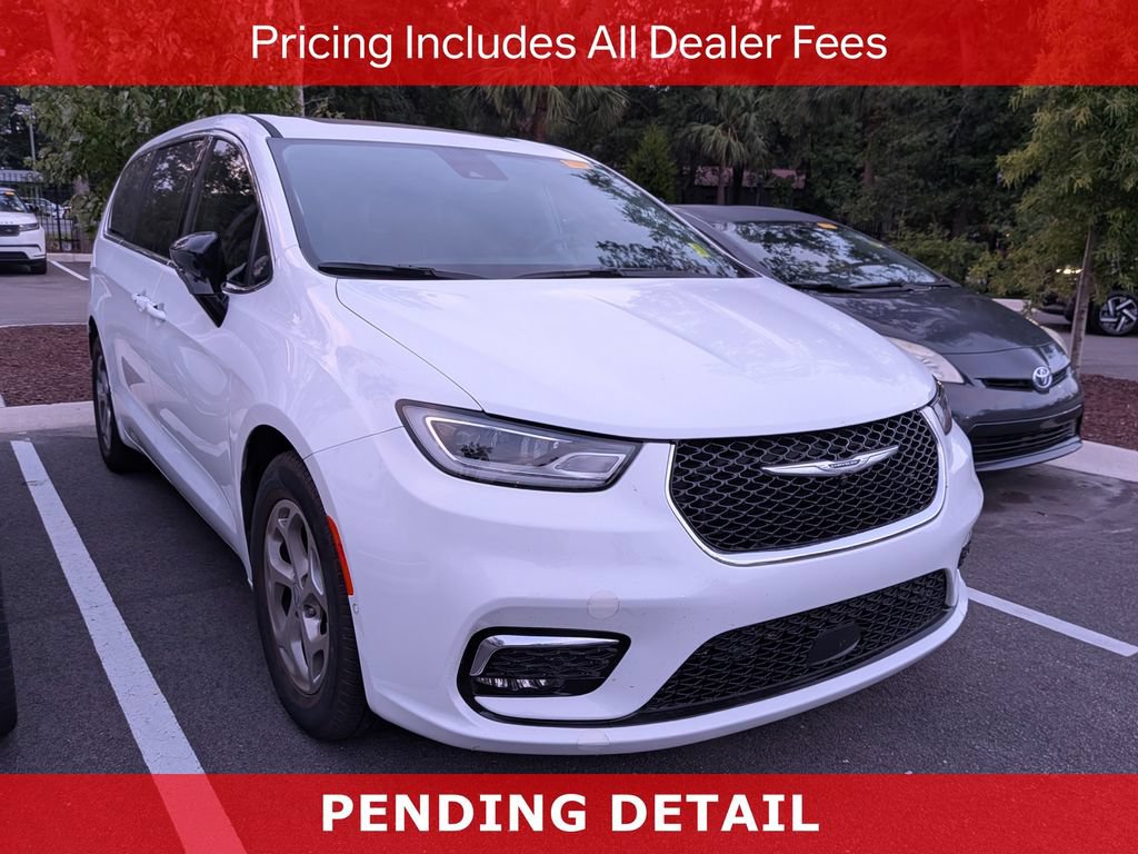 Used 2024 Chrysler Pacifica Limited w/ Uconnect Theater Family Group