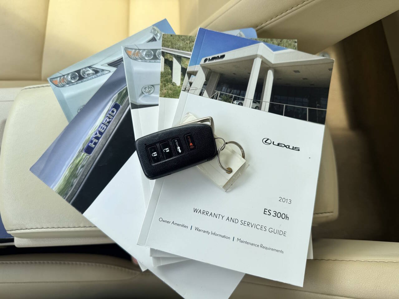Used 2013 Lexus ES 300h w/ Premium Pkg FWD image 29