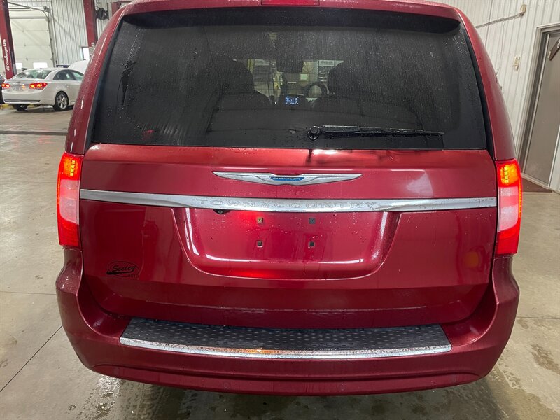 Used 2015 Chrysler Town & Country Touring-L FWD image 29
