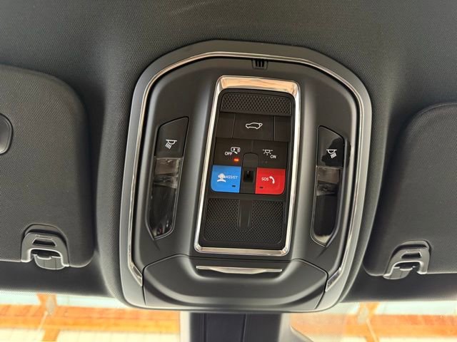 Used 2025 Jeep Wagoneer L Series II w/ 8-pass Seating Package AWD/4WD image 18