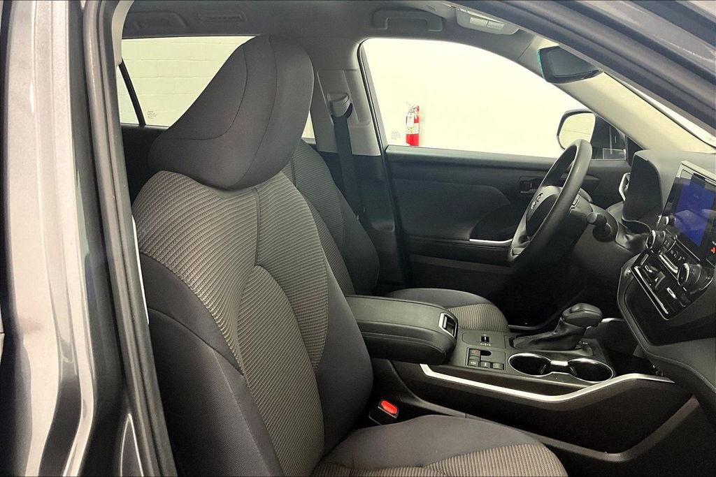 Used 2023 Toyota Highlander L image 10