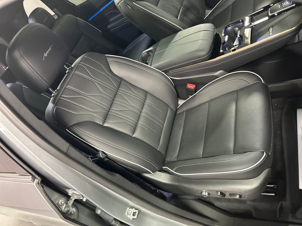 Used 2025 Buick Enclave Avenir image 27