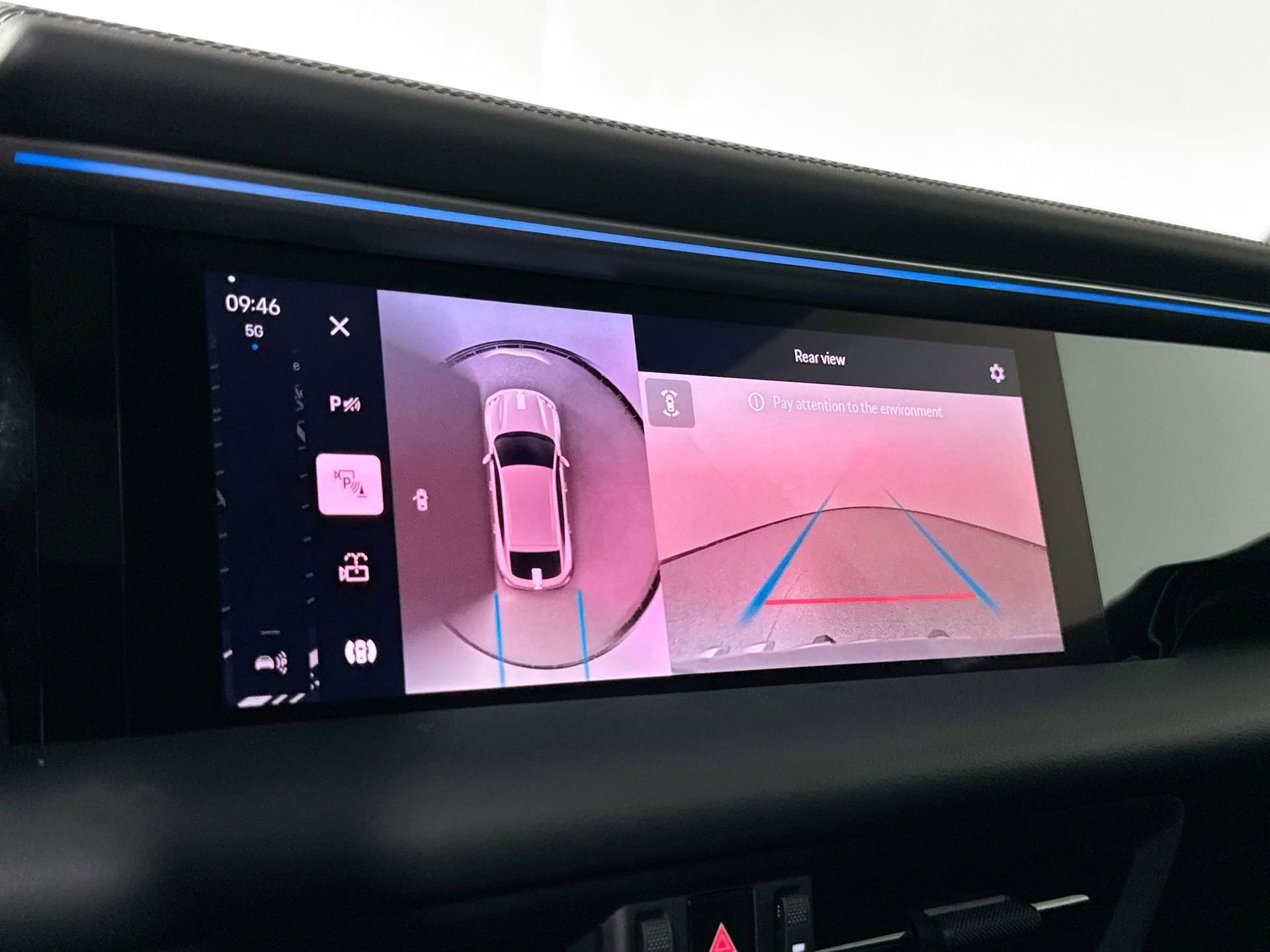 Certified 2025 Porsche Macan 4 Electric image 29