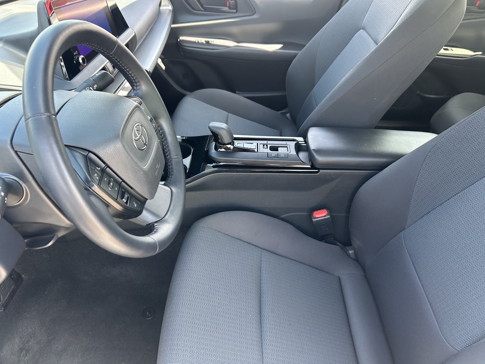 Used 2025 Toyota Prius LE FWD image 28