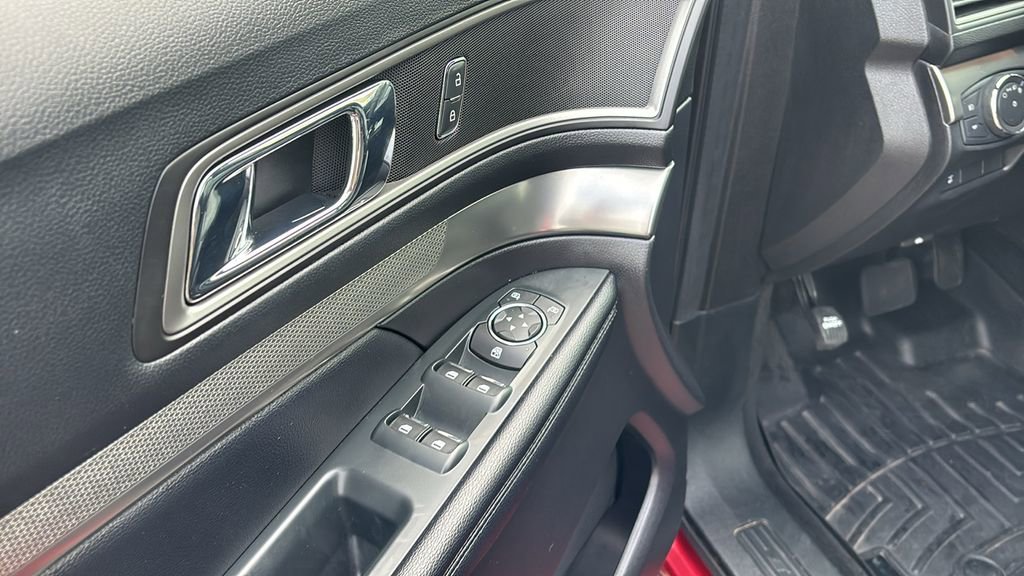 Used 2018 Ford Explorer XLT w/ Equipment Group 202A image 14