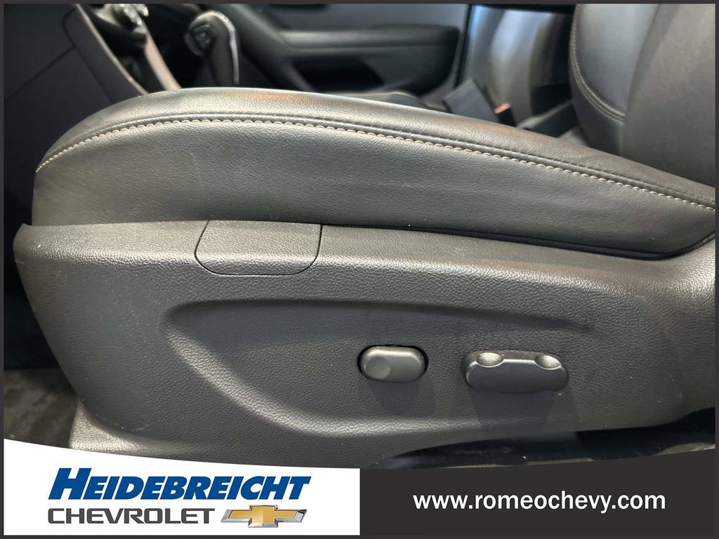 Used 2022 Chevrolet Trax LT w/ LT Convenience Package image 14