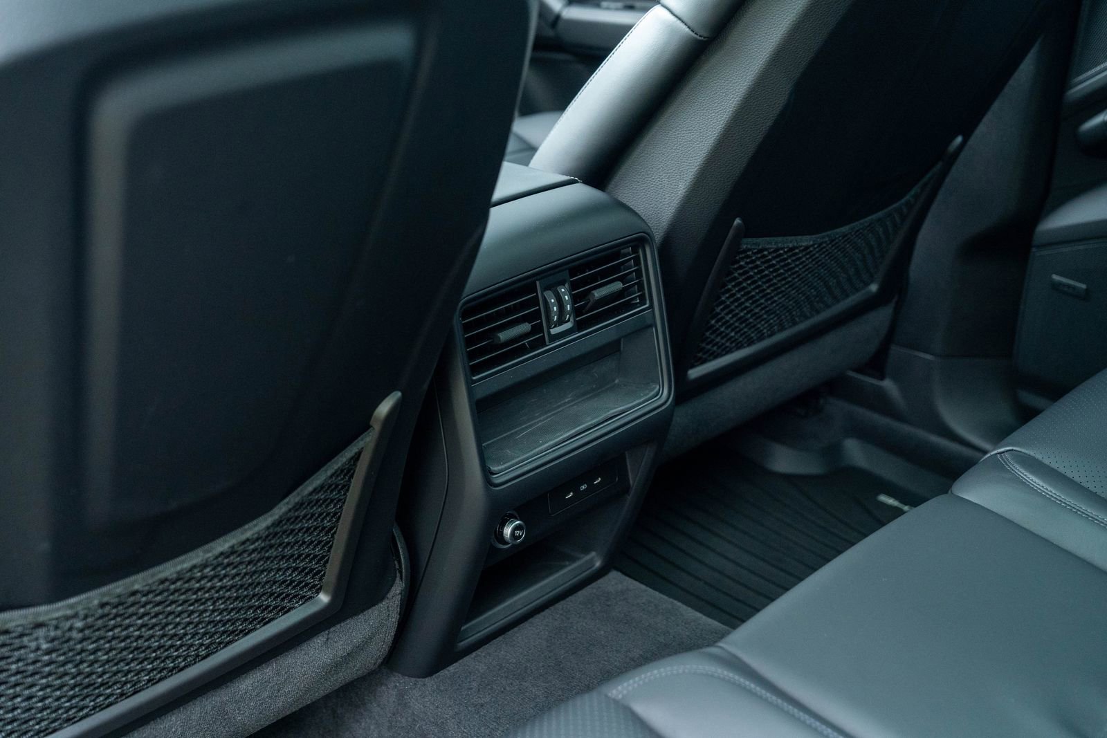 Certified 2024 Porsche Cayenne AWD/4WD image 33