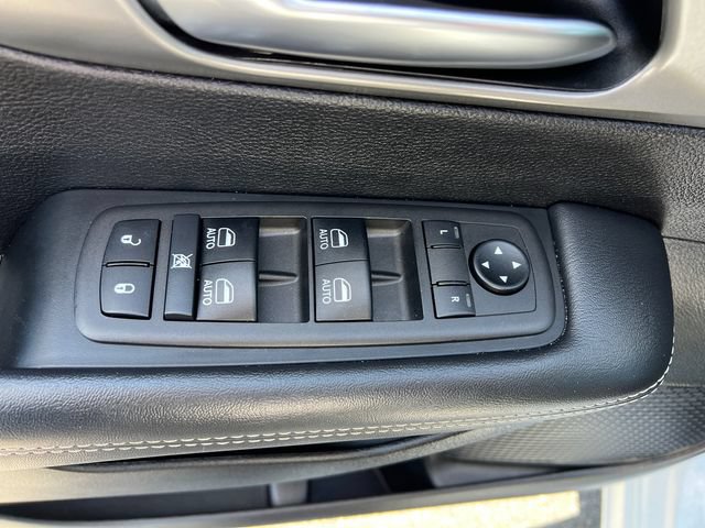 Used 2025 Chrysler Pacifica Select FWD image 12