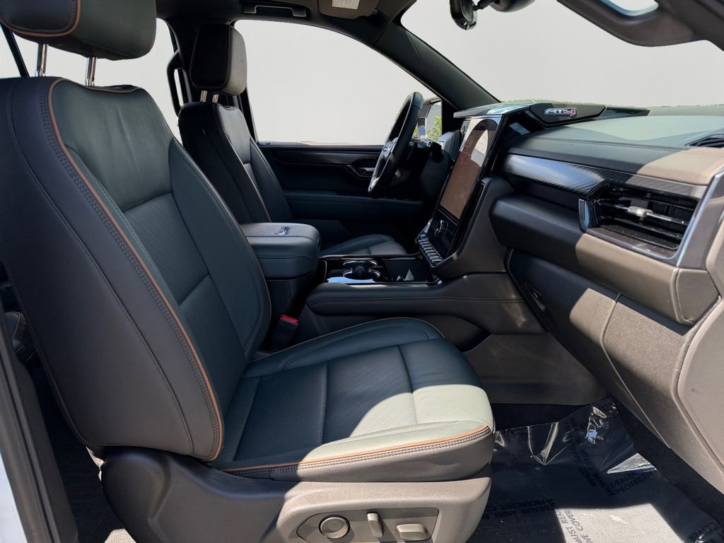 Used 2025 GMC Yukon AT4 w/ AT4 Premium Package AWD/4WD image 10