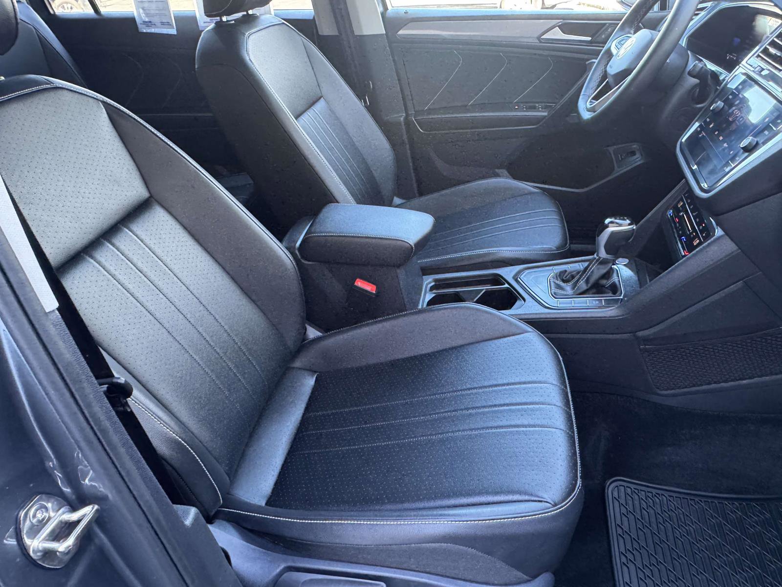 Used 2024 Volkswagen Tiguan SE w/ Panoramic Sunroof Package image 30