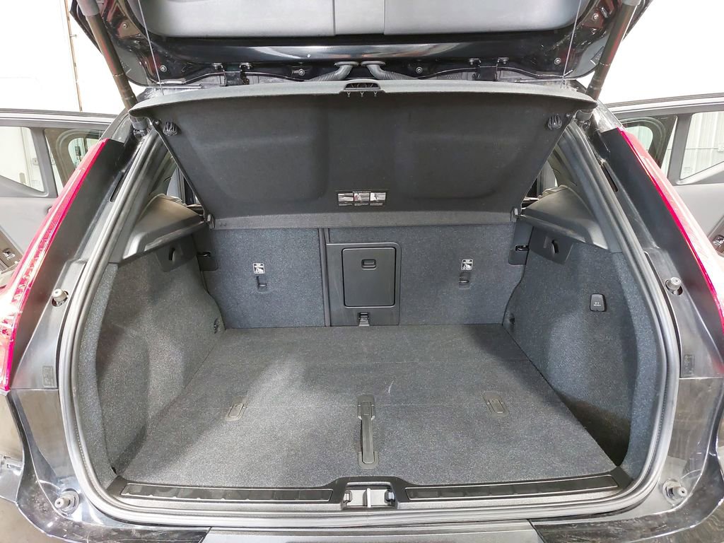Used 2024 Volvo XC40 B5 Plus w/ Climate Package image 12