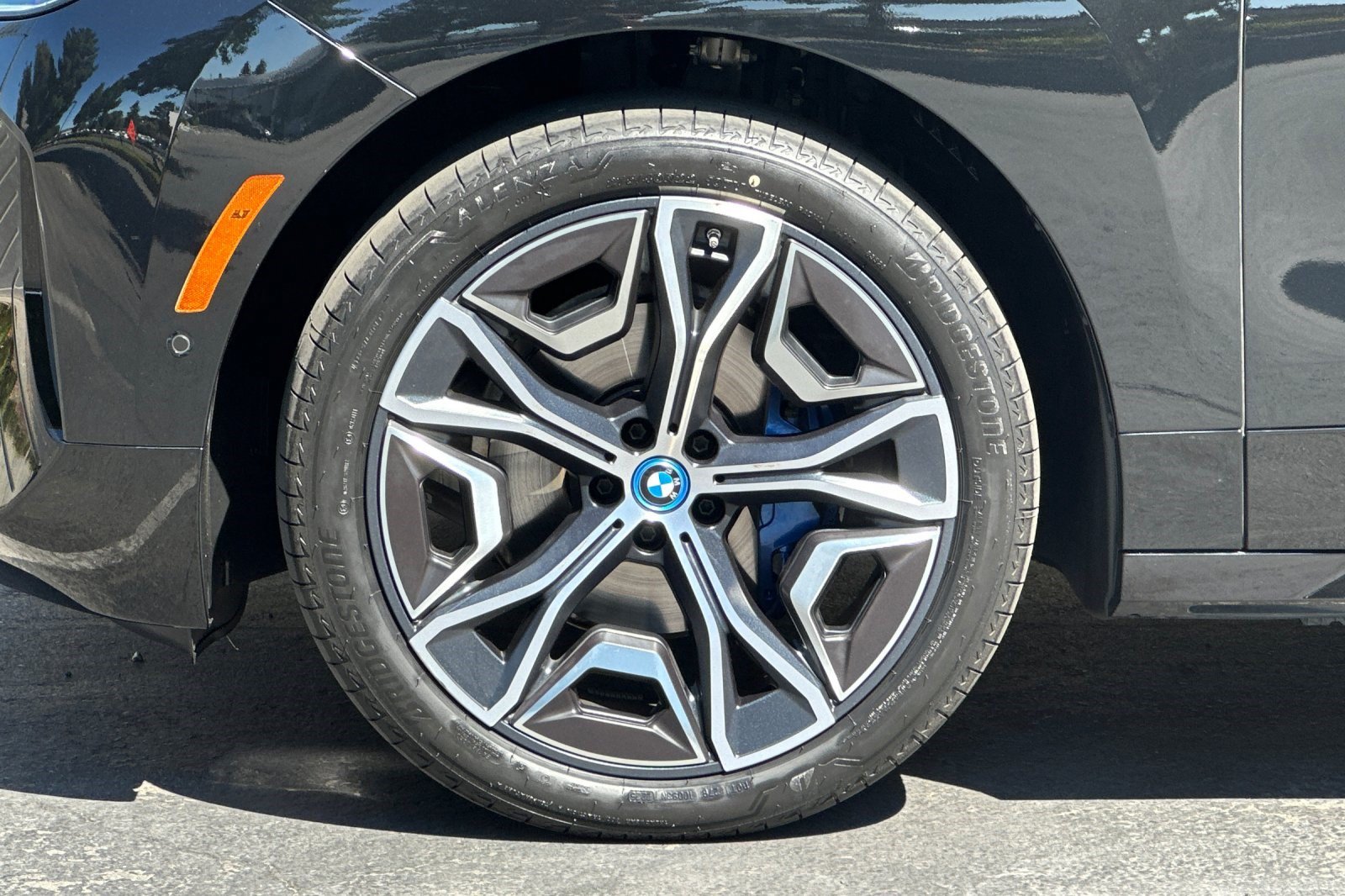 Used 2024 BMW iX xDrive50 w/ Sport Package AWD/4WD image 39