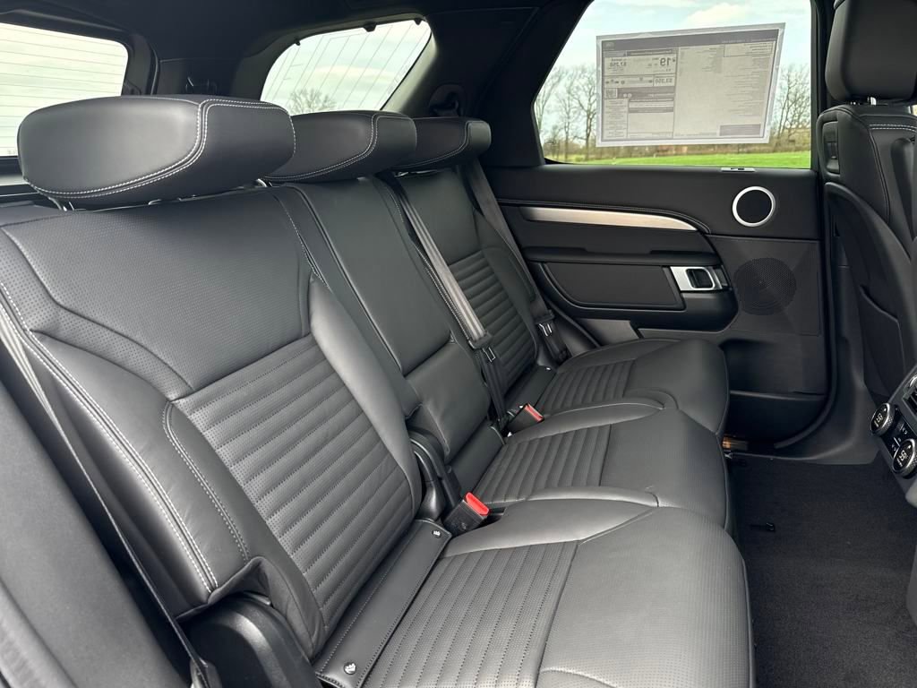New 2025 Land Rover Discovery Dynamic SE image 18