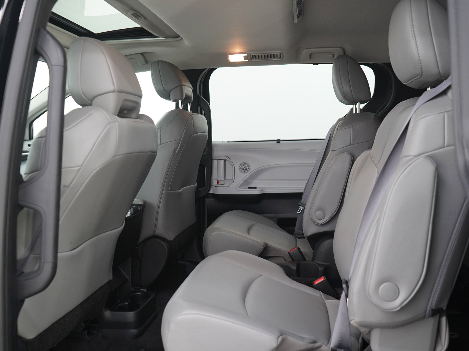 Used 2025 Toyota Sienna XLE w/ XLE Plus Package AWD/4WD image 16