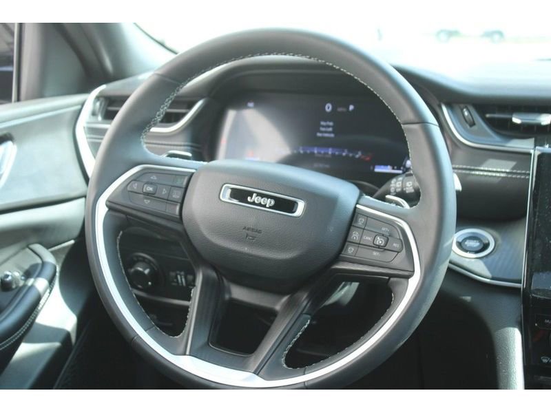 Used 2024 Jeep Grand Cherokee L Altitude AWD/4WD image 16