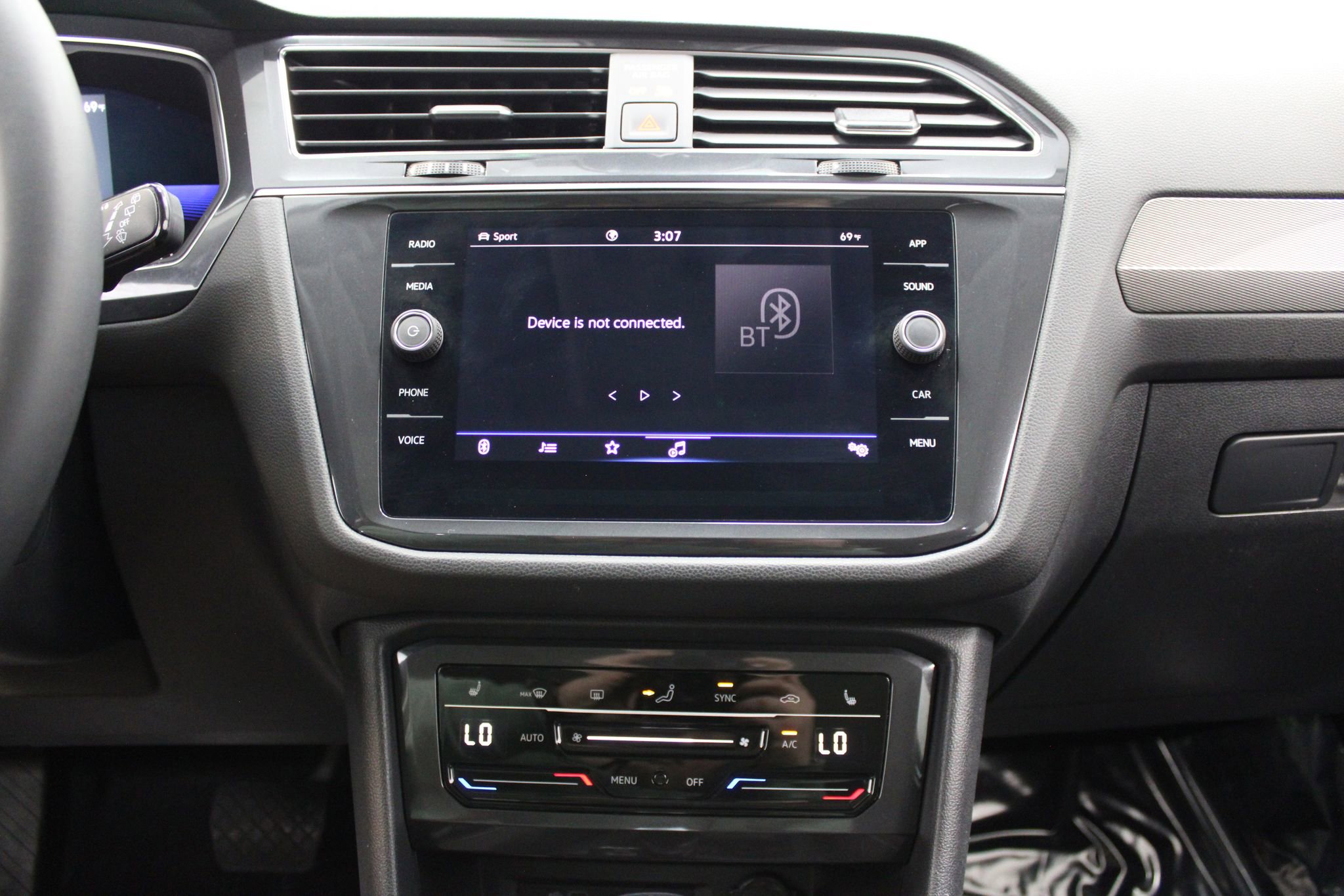 Used 2022 Volkswagen Tiguan SE AWD/4WD image 38