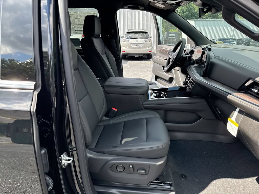 New 2026 Chevrolet Suburban LT w/ Comfort Package AWD/4WD image 32