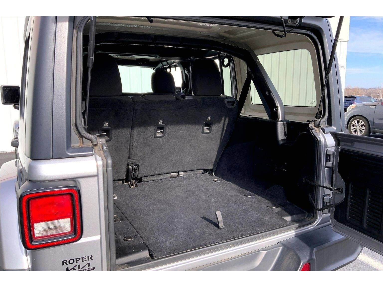 Used 2019 Jeep Wrangler Unlimited Sahara image 22